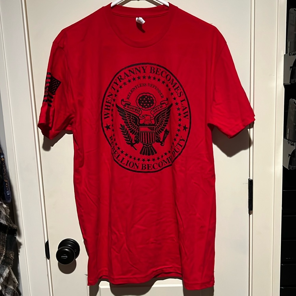 NWOT Men’s Relentless Defender Shirt, Size Large